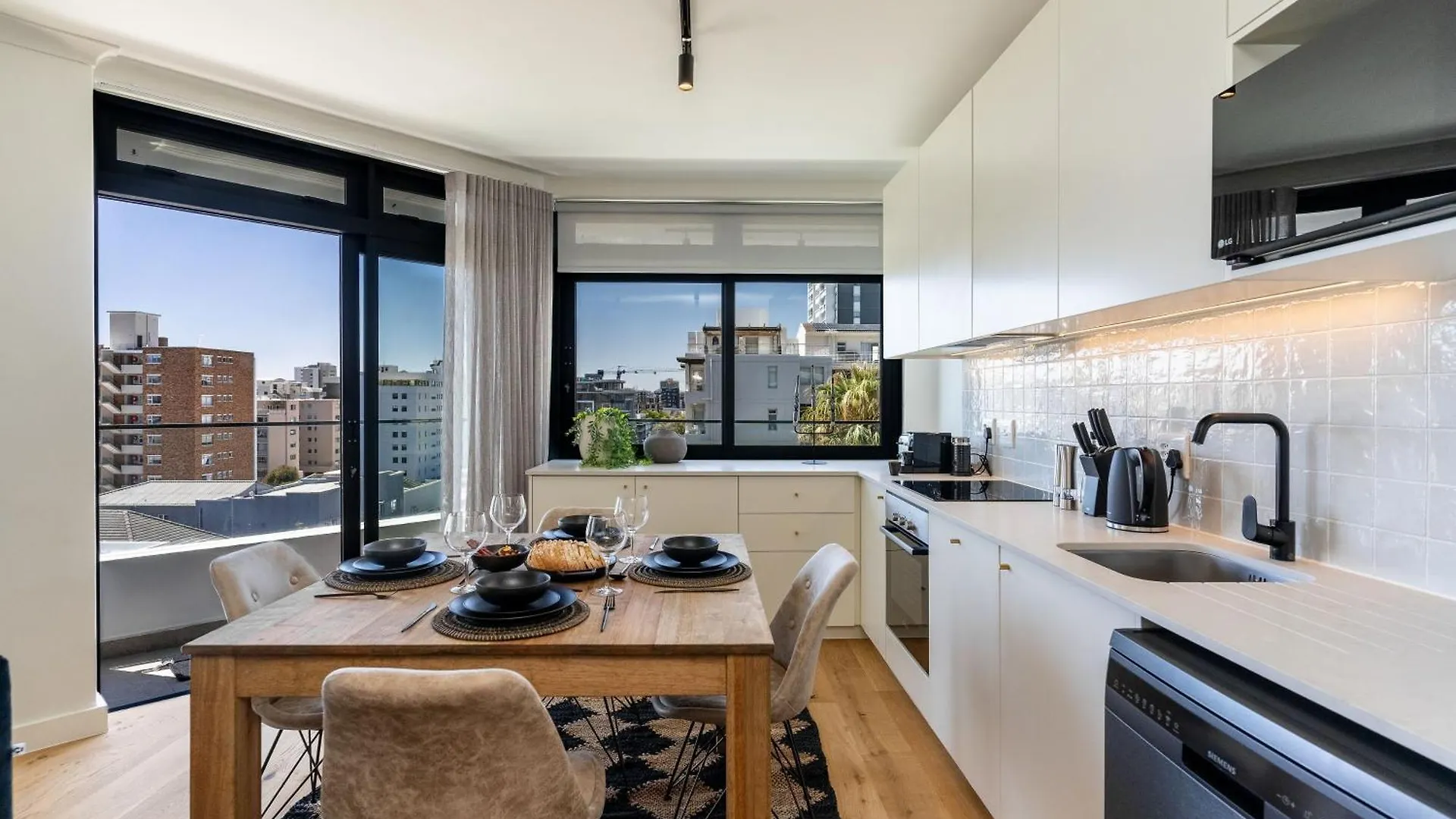 Apartment Diamond Views - Luxury Sea Point Apt With Views Cape Town