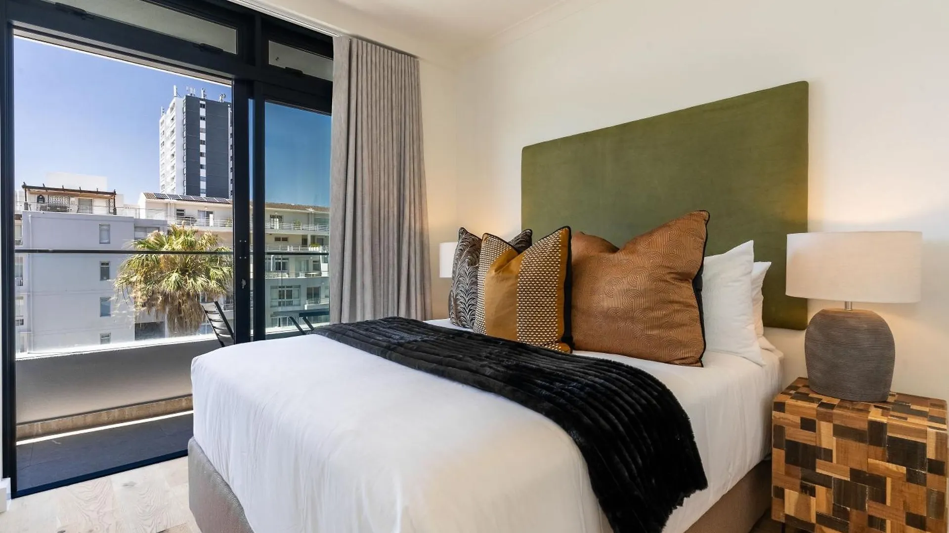 Diamond Views - Luxury Sea Point Apt With Views Cape Town Apartment